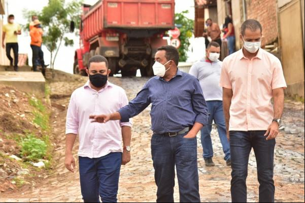 Prefeito Joel visita início das obras de asfaltamento na Demerval Nogueira(Imagem:SECOM)
