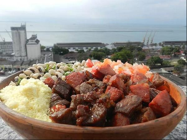 Márcio Victor apresenta receita de ?arrumadinho? no ?a? de verão.(Imagem:Imagens/ Tv Bahia )