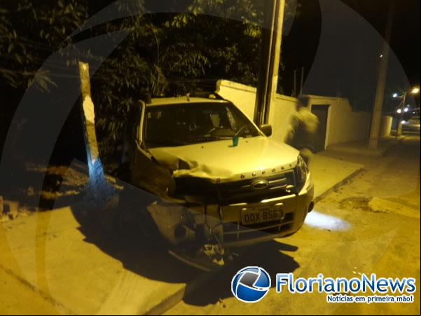 Motorista derruba muro de residência e foge deixando o veículo.(Imagem:FlorianoNews)