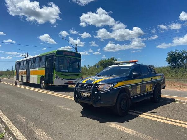 Motorista é flagrado dirigindo ônibus escolar sem habilitação no Litoral do Piauí.(Imagem:Reprodução/PRF)