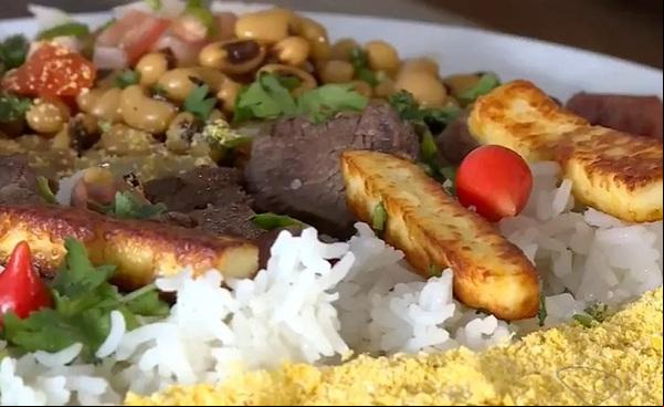 E em alguns restaurantes, é comum encontrar a refeição com generosas porções de queijo coalho assado. (Imagem:Reprodução/ESTV )