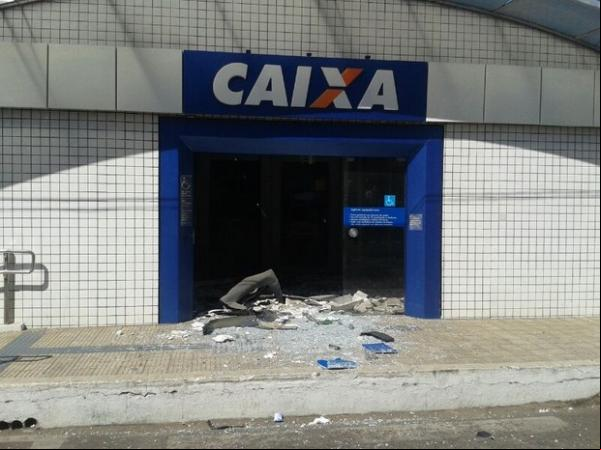 Bandidos arrombaram e explodiram os caixas eletrônicos da Caixa Econômica.(Imagem:Helder Vilela/TV Clube)