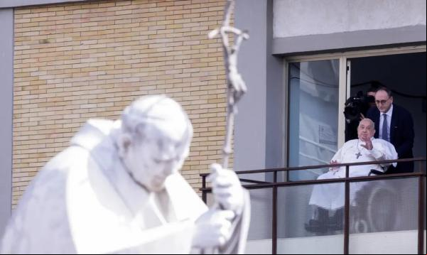 O Papa Francisco faz sua primeira aparição pública em cinco semanas, no dia em que deve recebeu alta do Hospital Gemelli, em Roma, Itália.(Imagem:REUTERS/Remo Casilli/ Reprodução Proibida.)