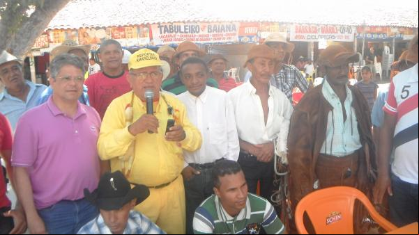 Vaqueiros participam de cavalgada pelas ruas de Floriano.(Imagem:FlorianoNews)