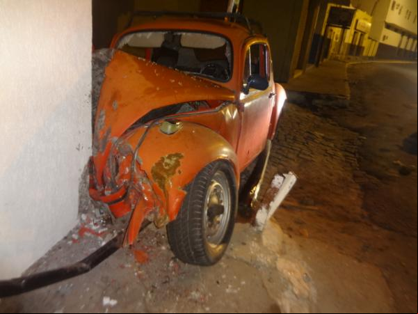 Fusca se chocou em placa de informação na Av. Getúlio Vargas em Floriano.(Imagem:FlorianoNews)