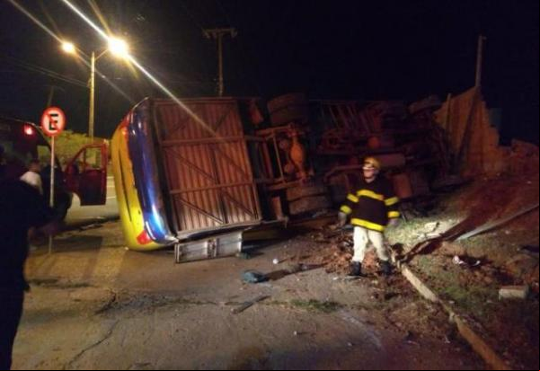 Colisão entre carro e micro-ônibus deixa um morto em Teresina.(Imagem:Reprodução)