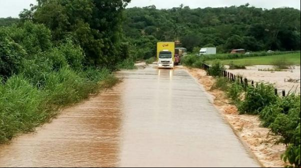 Chuva alaga trecho da BR-135 e causa transtornos a motoristas.(Imagem:florianonews.piauiconectado.com)