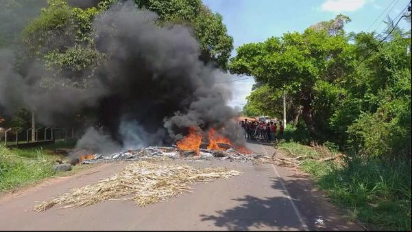 Moradores fizeram protesto e interditaram a PI-112, entre Teresina e União.(Imagem:Alejandro Fernandes/TV Clube)