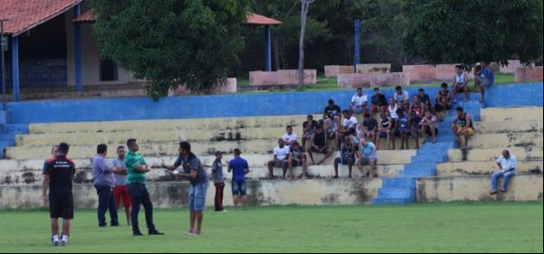 Jogadores do Flamengo-PI discutem questão salarial com diretoria.(Imagem:Wenner Tito)