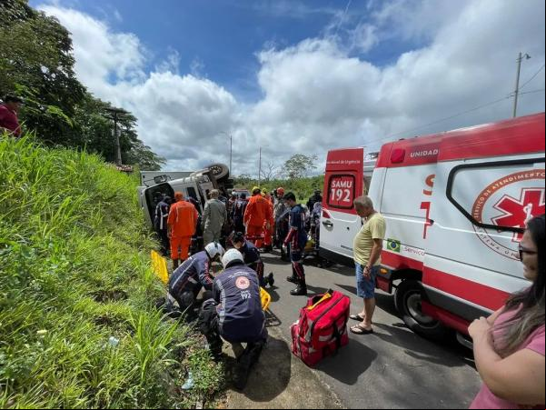 Caminhão tomba e deixa quatro pessoas feridas na BR-343 em Teresina(Imagem:Josiane Sousa)