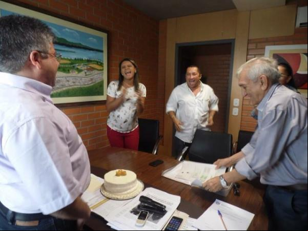 Deputado Gustavo Neiva recebe festa surpresa dos assessores.(Imagem:Assessoria)