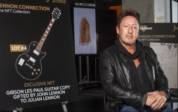 Julian Lennon, filho de John Lennon, está leiloando itens de memorabilia relacionados aos Beatles, incluindo três guitarras dadas a ele por seu pai e notas manuscritas sobre a canç(Imagem:Reprodução)
