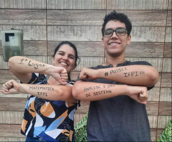 Mãe e filho se preparam juntos para o Enem e são aprovados na mesma instituição.(Imagem:Arquivo Pessoal)
