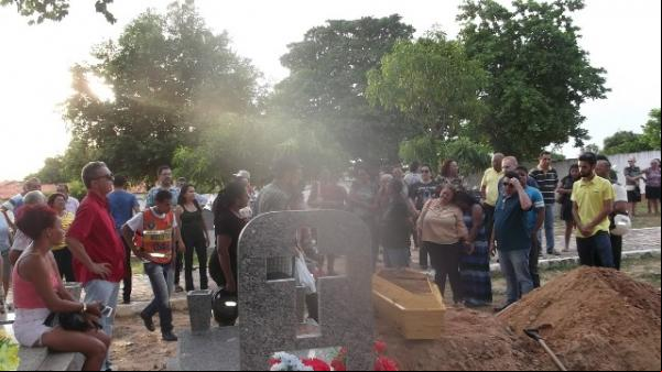 Amigos acompanham sepultamento do Cronista Social Hayalla(Imagem:FlorianoNews)