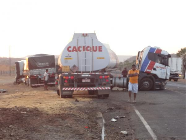 Acidente entre carretas deixa três pessoas feridas na BR-230.(Imagem:FlorianoNews)