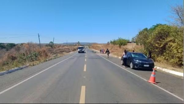 Ciclista morre em acidente com carro na BR-230, em Floriano.(Imagem:Policia Rodoviária Federal)