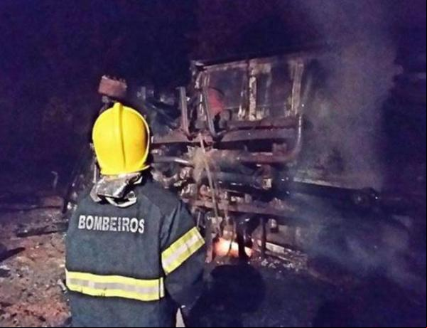 Caminhão tanque capota, pega fogo e motorista morre carbonizado na BR-343.(Imagem:florianonews.piauiconectado.com)