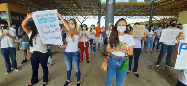Protesto de estudantes dos cursos de saúde na UFPI.(Imagem:Marcos Teixeira/TV Clube)