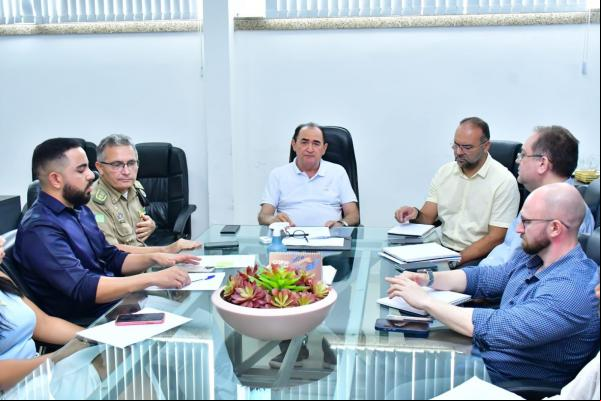 Prefeito Antônio Reis cria Comitê Gestor de Crise e discute ações de prevenção às chuvas em Floriano.(Imagem:Secom)