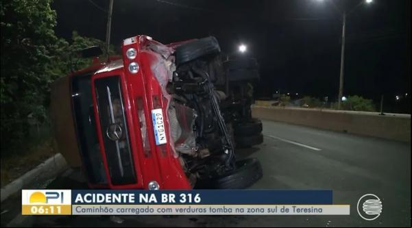 Caminhão carregado com verduras tomba na BR-316 após pneu estourar;