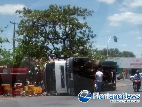 Caminhão transportando bebidas tomba em Floriano.(Imagem:FlorianoNews)