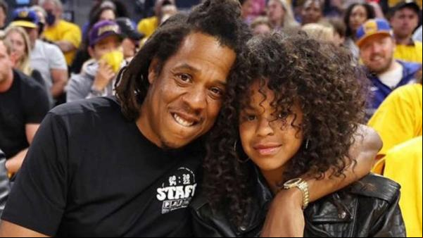 A menina, que está com 10 anos, é fruto do relacionamento do rapper com Beyoncé, e a semelhança entre mãe e filha impressionou os internautas que estavam acompanhando a partida. N(Imagem:Reprodução)