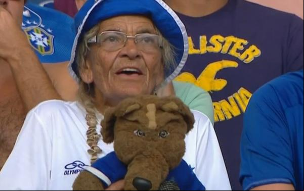 Torcedora-símbolo do Cruzeiro, Salomé, é levada para hospital após ser agredida por atleticanos(Imagem:Reprodução/Tv Globo)