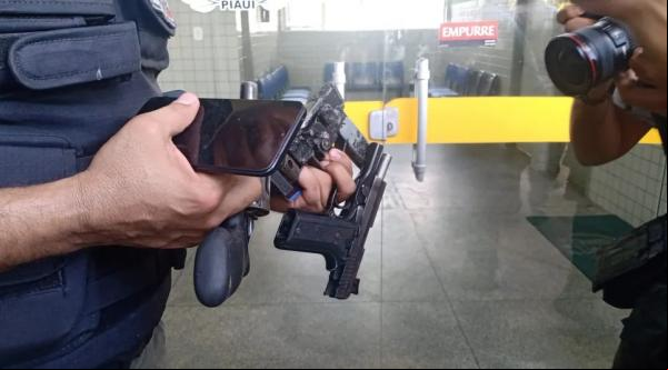 Uma arma de fogo pertencia ao sargento e as outras duas foram encontradas com os suspeitos.(Imagem:Lívia Ferreira /g1 )
