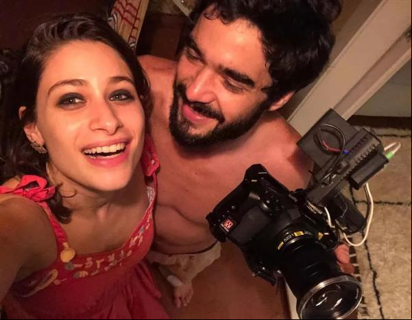 Luisa Arraes e Caio Blat nos bastidores de gravação