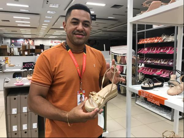 Jhoney Monteiro, chefe do setor de calçados do Armazém Paraíba.(Imagem:FlorianoNews)