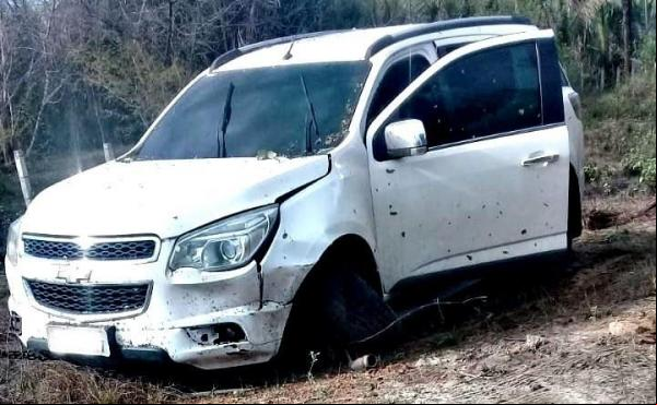 Motorista perde controle de carro com a família e desce aterro da BR-343(Imagem:Divulgação)