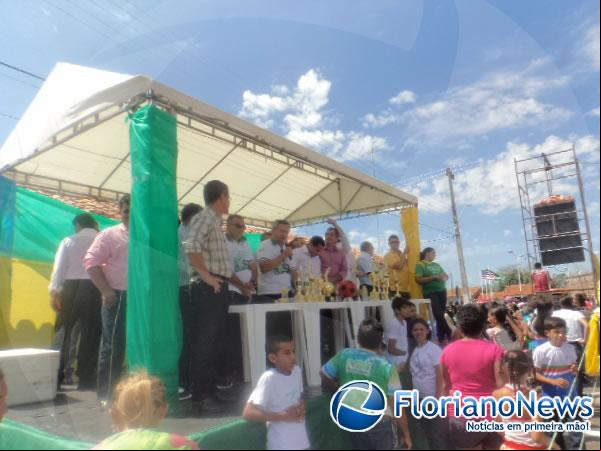 População vai às ruas para prestigiar desfile.(Imagem:FlorianoNews)