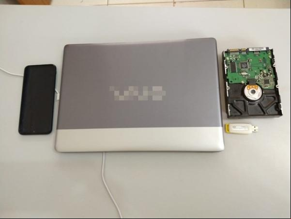 Homem é investigado suspeito de invadir redes sociais e fazer postagens falsas; computador e dispositivos foram apreendidos.(Imagem:Polícia Civil)