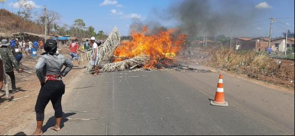 Moradores interditam estrada em protesto contra reintegração de posse em Teresina(Imagem:Divulgação)