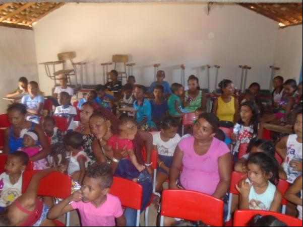 Crianças da localidade Tabuleiro do Mato recebem a visita do Papai Noel.(Imagem:FlorianoNews)