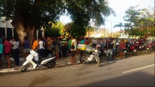 Público forma fila no primeiro dia de inscrições no Minha Casa Minha Vida em Floriano.(Imagem:FlorianoNews)