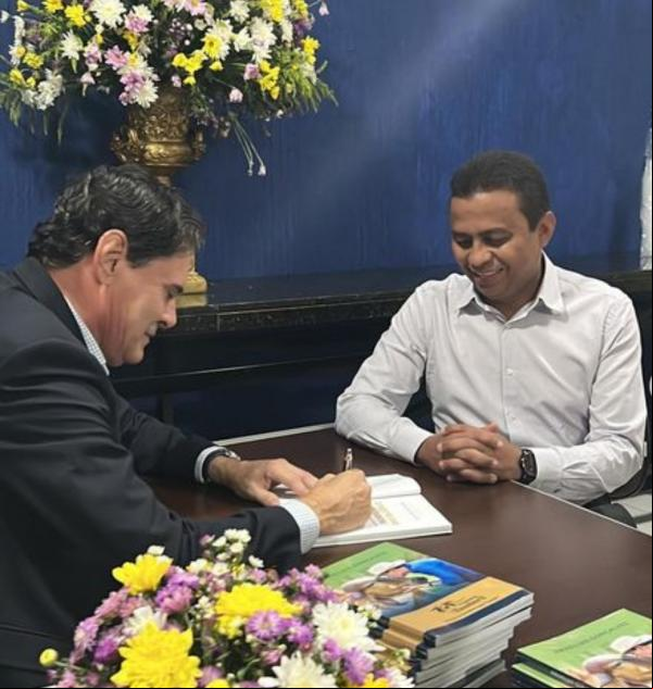 Deputado Dr. Francisco Costa prestigia palestra inspiradora em Floriano.(Imagem:Reprodução/Instagram)