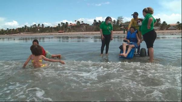 Paciente com câncer e seis filhos realiza sonho de conhecer o mar no Piauí.(Imagem:Reprodução/Rede Clube)