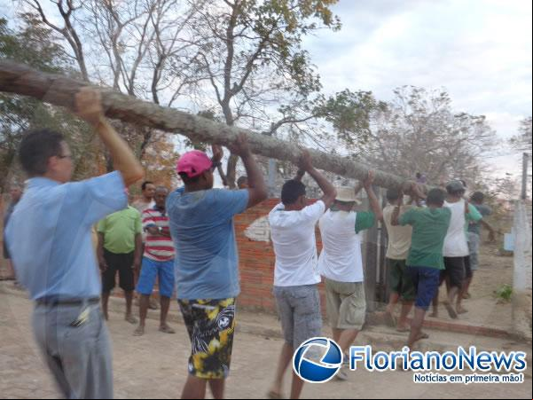 Levantamento do Mastro dá inicio aos festejos de Bom Jesus da Lapa na localidade Tabuleiro do Mato.(Imagem:FlorianoNews)