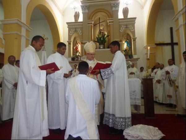 Diácono Clenis Guedes recebeu o sacramento da Ordem em Floriano.(Imagem:FlorianoNews)