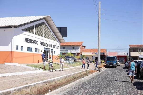Segundo a Polícia Militar, o crime aconteceu por volta de 12h40. O rapaz estava dentro do Mercado do Satélite quando dois homens chegaram ao local em uma moto. Eles desceram, entra(Imagem:Reprodução)