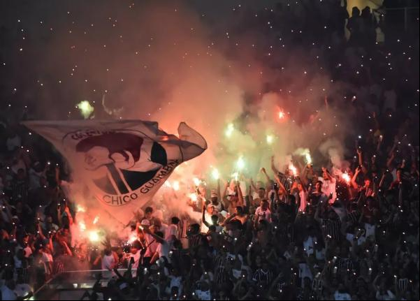 Torcida do Fluminense com sinalizadores no Maracanã (Fluminense x Fortaleza).(Imagem: André Durão )