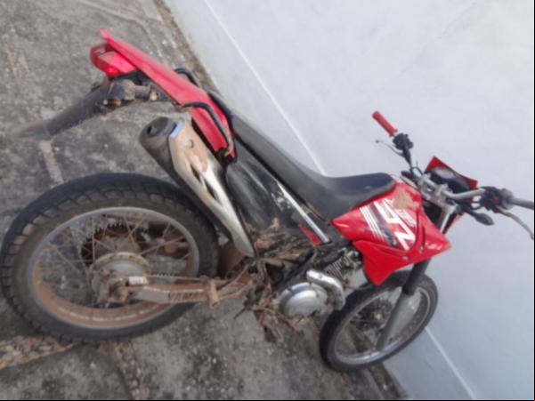 PM encontra moto abandonada no bairro Terra Preta.(Imagem:FlorianoNews)