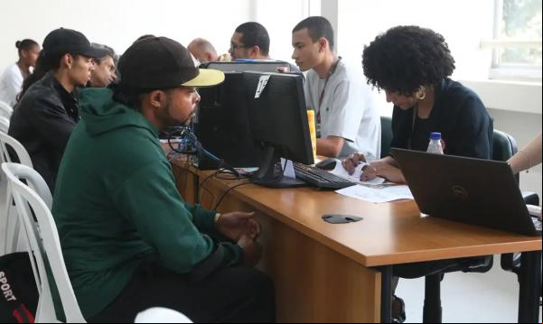 Aumento para servidores federais será de 9% em 2025 e de 9% em 2026.(Imagem:Rovena Rosa/Agência Brasil)