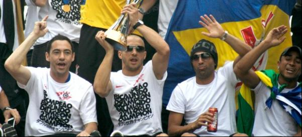 Chicão, Alessandro, Emerson Sheik e Jorge Henrique na comemoração do Corinthians.(Imagem:Ag. Estado)