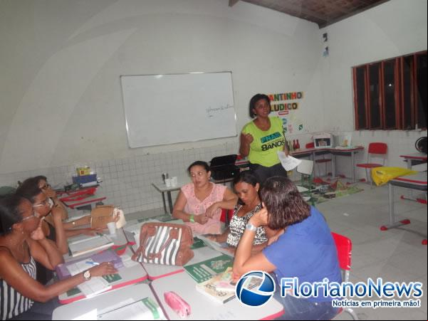 Professores da rede municipal participaram de encontro de formação do PNAIC.(Imagem:FlorianoNews)