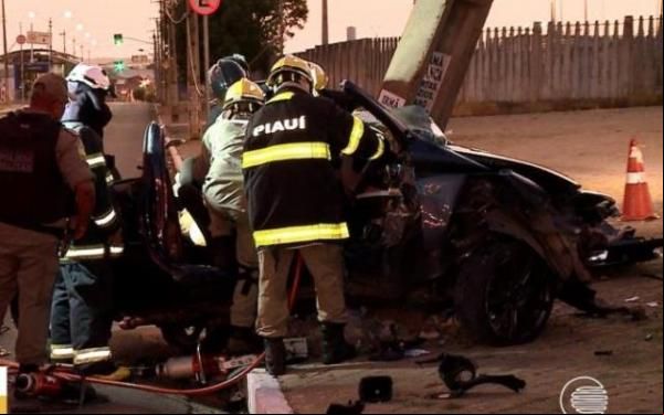 Carro bate contra poste e deixa feridos em Teresina.(Imagem:Reprodução)