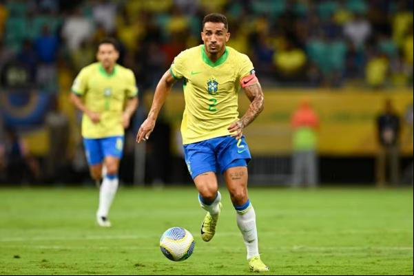 Danilo em Brasil x Uruguai pelas Eliminatórias da Copa.(Imagem:Richard Callis/Eurasia Sport Images/Getty Images)