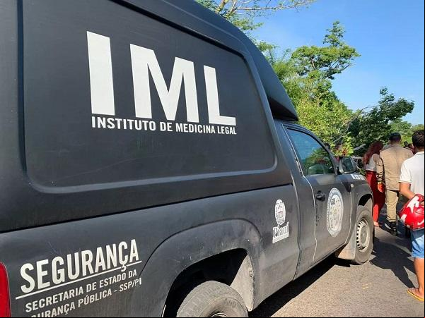 IML de Teresina removeu o corpo.(Imagem:Laura Moura/g1 PI)