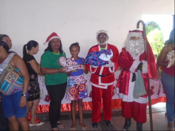 Papai Noel dos Correios visita escolas de Floriano para entregar presentes.(Imagem:FlorianoNews)